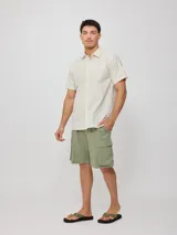 Short color beige con bolsillos cargo laterales, cintura elástica con cordón ajustable.