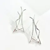 Par de aros de plata 950 con diseño abstracto y una esfera en la parte inferior.