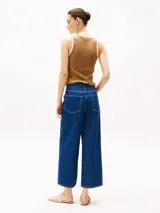 Jean tobillero de pierna ancha, talle alto y raya marcada en la parte delantera y trasera.