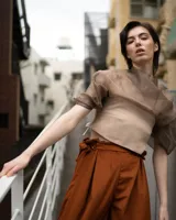 Top color beige con tiras finas ajustables.