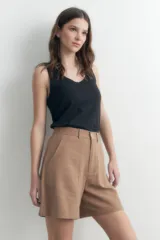 Short de vestir color camel, tiro alto, con pliegues frontales y bolsillos laterales.