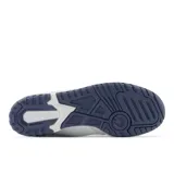 Championes New Balance 550 de cuero blanco con detalles en azul marino y gris.