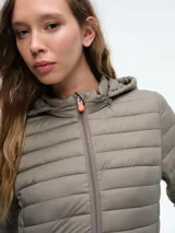 Campera larga acolchada color gris oscuro, con capucha fija, cierre frontal de cremallera de dos vías y diseño ligero con relleno sintético aislante.