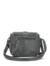 Cartera bandolera de ecocuero gris con solapa frontal de cuero natural, cierre con broche imantado, bolsillo delantero, correa ajustable y detalle de llavero con flecos laterales.
