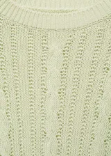 Jersey de punto color verde menta, con diseño de trenzas y detalles calados. Presenta cuello redondo, manga corta y terminaciones elásticas acanaladas.