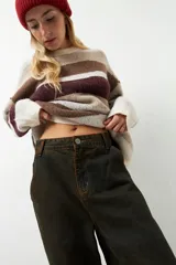 Jean celeste de tiro bajo, corte baggy y estilo urbano.