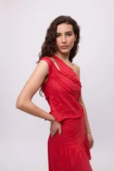 Top blanco irregular con doble tira de hombro y detalle de pequeños volados.