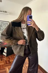 Chaqueta bomber de cuero ovino color marrón con cuello de piel sintética negro desmontable.