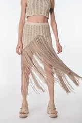 Falda midi color beige de tejido de punto con flecos.