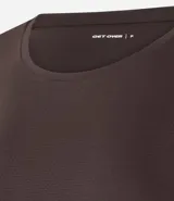 Remera deportiva celeste de microfibra texturizada, con mangas cortas y recortes en los laterales.