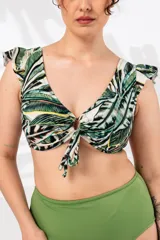 Top de bikini con estampado de hojas de palmera en tonos verde, blanco y amarillo. Tiene volados en los hombros, nudo en el escote y bolsillo interno para colocar copa removible o prótesis externa.