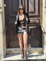 Short ajustado de tiro bajo con estampado de vaca en blanco y marrón.