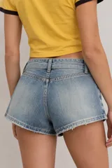Short de jean estilo vintage, de tiro bajo con efecto desgastado, detalles rotos y cinturón incorporado con hebilla metálica.