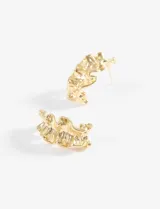 Aros tipo argolla de tamaño pequeño, con superficie de textura irregular y acabado brillante en tono plateado.