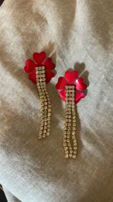Aros colgantes con forma de flor roja de aluminio y tiras de strass.