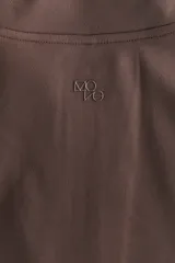 Campera deportiva de corte ajustado en tejido funcional con tecnología SoftMove y DryMove. Presenta cuello elevado, cierre frontal completo con protección para el mentón y mangas largas con abertura para el pulgar.