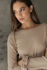 Remera de manga larga con cuello redondo, corte recto y silueta relajada, confeccionada en tejido liviano de tacto suave.