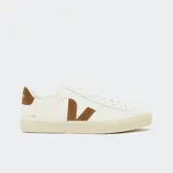 Championes Veja Campo blancos con logo lateral en marrón. Confeccionados en cuero sin cromo, con suela de caña de azúcar y caucho amazónico.