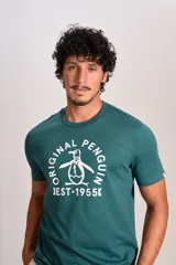 Remera de manga corta con cuello redondo, color verde oscuro, con estampa frontal del logo de la marca Original Penguin y la inscripción EST 1955 en color blanco.