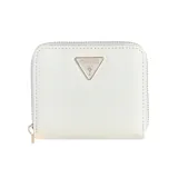 Billetera compacta Guess modelo Isobel, color blanco con textura granulada. Presenta cierre perimetral y logo triangular metálico en la parte frontal.