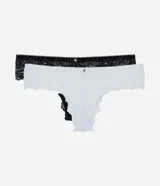 Pack de dos bombachas tipo bikini confeccionadas en encaje floral, una en color negro y otra en color blanco, con pequeño lazo decorativo en la cintura.