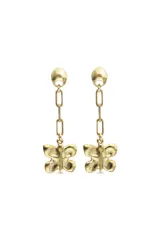 Aros colgantes de aleación de metales con baño de oro 18k, compuestos por un perno superior, una cadena de eslabones rectangulares y un dije inferior con forma de mariposa.