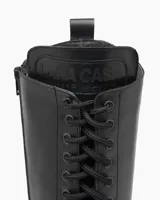 Bota larga acordonada de cuero vacuno color negro, con suela track y chapita con logo de la marca.