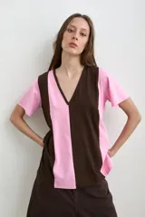 Remera de manga corta con escote en V, de diseño bicolor en marrón y rosado a rayas verticales.