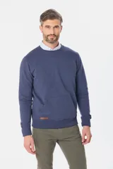 Buzo de felpa color borgoña con cuello redondo, manga larga, bolsillo tipo canguro y logo bordado en el pecho.