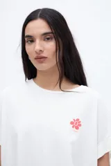 Musculosa oversize color lila con manguitas diferenciadas, tajos laterales y estampado en pecho y espalda. Confeccionada en algodón lavado de textura extra suave.