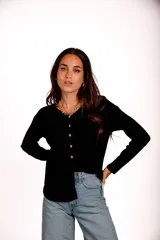 Blusa de morley elastizado color blanco, con escote en V y botones dorados.