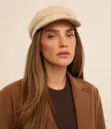 Boina estilo marinerita confeccionada en tweed texturizado color beige, con visera curva rígida.
