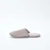 Pantuflas de casa abiertas en el talón, de terciopelo gris con textura acanalada y ribetes a tono.