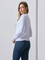 Cardigan tejido color blanco, marca Ninety. Escote a la base y abertura central con botones metálicos dorados. Delantera con bolsillos simulados con botón dorado.