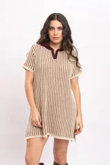 Vestido corto de tejido de punto a rayas verticales en tonos beige y marrón, con cuello polo marrón y escote en V.