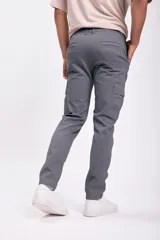 Pantalón cargo gris oscuro de corte recto, con bolsillos laterales con fuelle y bolsillos traseros con solapa.
