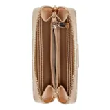 Billetera Guess modelo Amorette, color blanco hueso con textura simil cuero y cierre perimetral dorado. Cuenta con el logotipo de la marca metálico en el frente.