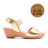 Sandalia de cuero dorada con plataforma color nude, tira ancha sobre los dedos y tira elástica al tobillo.