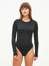 Body manga larga color rojo con cuello redondo y corte ajustado.