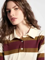 Polo de manga corta con diseño de rayas horizontales en tonos crema, bordó y marrón. Presenta cuello clásico y cierre frontal con dos botones.