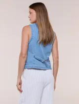 Chaleco de denim azul con silueta entallada, escote redondo cerrado, hilera de botones metálicos frontales y costuras anatómicas.