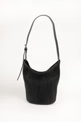 Cartera tipo hobo de color negro, con diseño plisado en toda su superficie y correa ajustable con hebilla metálica. Presenta una placa metálica decorativa en la parte inferior frontal.