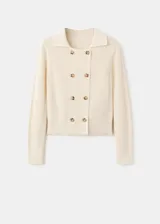 Chaqueta de punto de algodón color marfil, con diseño recto, cuello camisero, manga larga y cierre de doble botonadura con botones carey.
