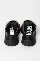 Sandalias doradas con plataforma track negra.