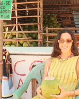 Collar corto de estilo artesanal, compuesto por una variedad de piedras naturales en tonos tierra, verdes, rojos y amarillos, intercaladas con pequeñas perlas de río. Presenta dijes de bronce macizo con formas orgánicas, incluyendo una figura de pez y un dije circular central, unidos por un cierre de barra y argolla.