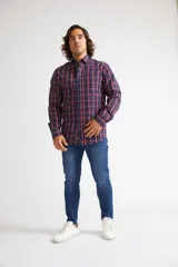 Camisa de manga larga con cuello clásico y cierre frontal abotonado. Presenta un estampado de cuadros en tonos azul marino y rojo. Confeccionada en algodón, cuenta con un corte slim fit y logo bordado en el pecho.