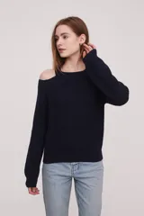 Sweater de punto azul marino con cuello redondo y un hombro descubierto.