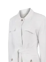 Chaqueta blanca de lino y viscosa con diseño de inspiración utilitaria, cuello camisero, bolsillos frontales con solapa, botones y cinturón ajustable para la cintura.