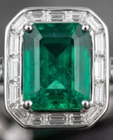 Anillo de plata 925 con piedra central rectangular verde de raíz de esmeralda, rodeada de circonias.