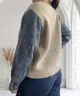 Sweater beige de punto con mangas largas de jean. Diseño con cuello redondo y corte holgado.